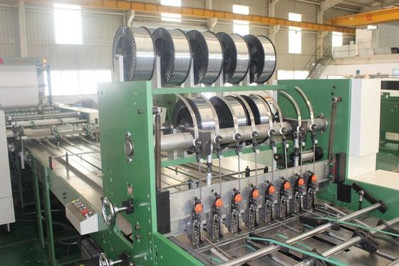 Produção simplificada de cadernos de anotação de páginas alinhadas com máquina totalmente automática